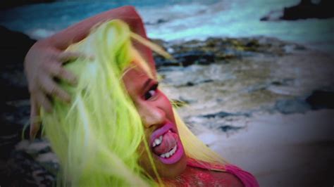 Nicki Minaj: Pink Bikini for 'Starships' Video! .